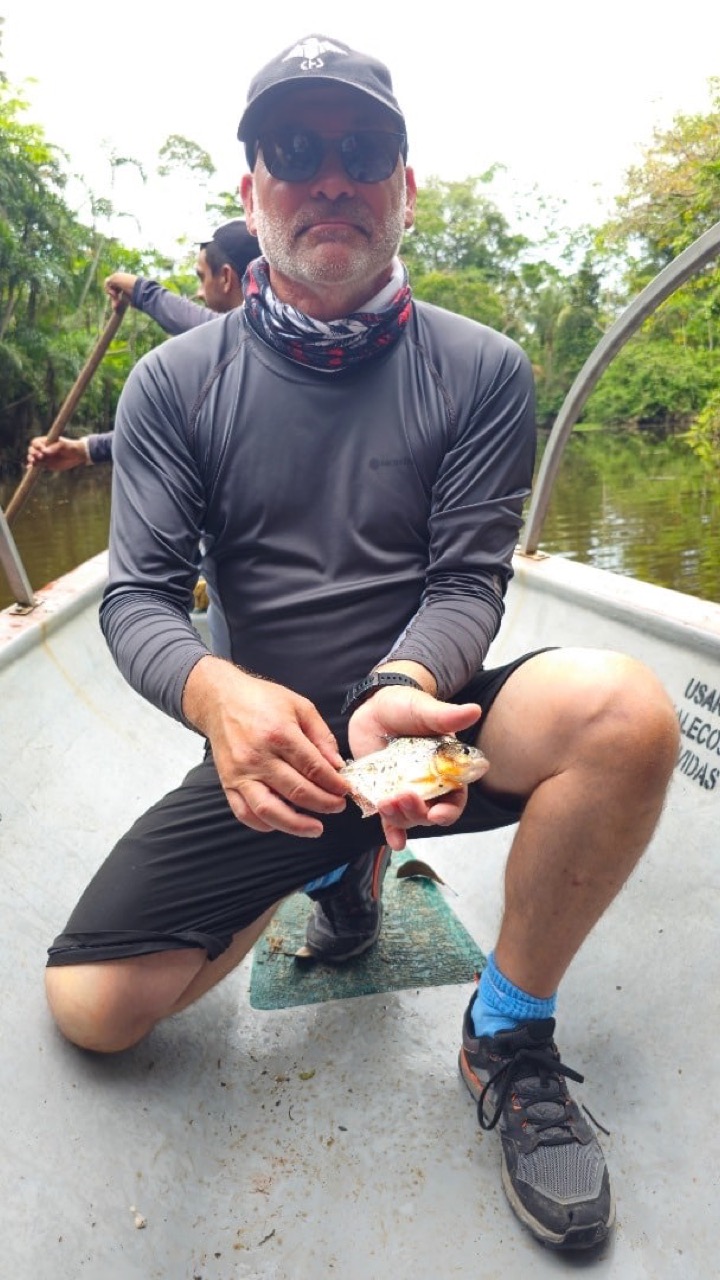 Steffen mit einem Fang im Boot